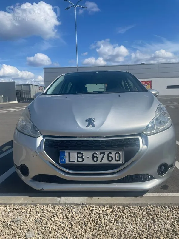 Продаю ухоженный Peugeot 208. Надёжный 1.4 дизель. Маленький пробег. Техниче