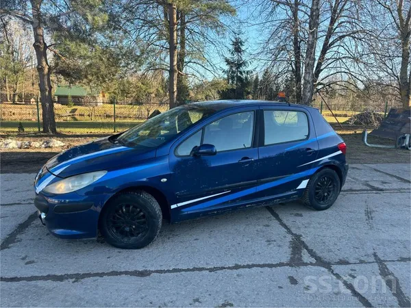 Pārdodas auto ar nelielu motora defektu. Bez problēmām braucams bet ar regul