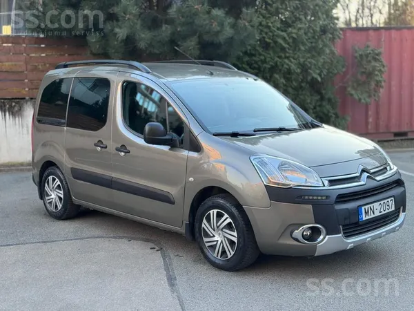 Pārdodu labā tehniskā un vizuālā stāvoklī esošu Citroen Berlingo. Automašīna
