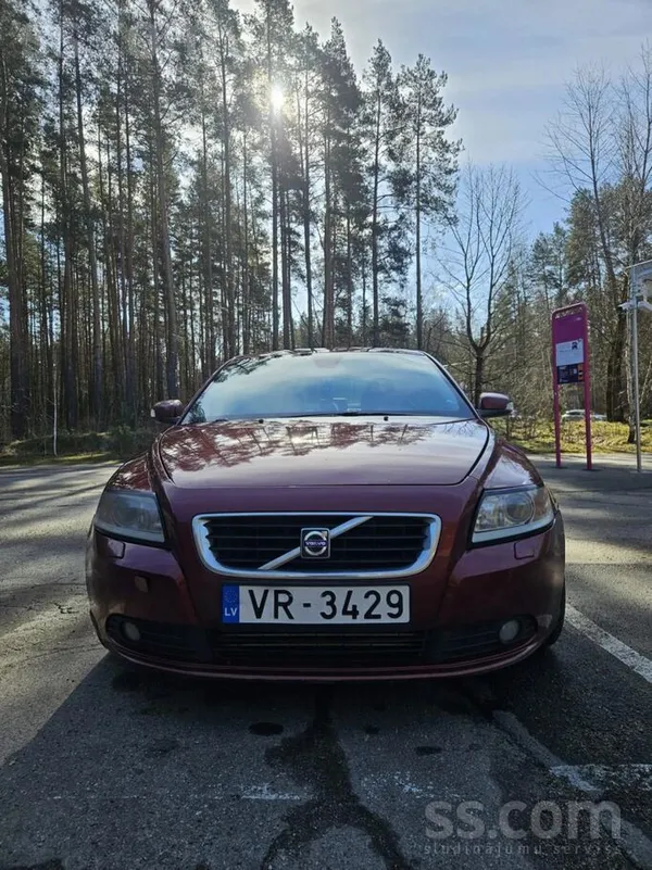 Pārdodu Volvo S40 ar 2.0 dīzeļdzinēju (100kW). Auto lec un brauc labi. Ekono