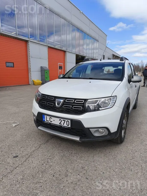 Dacia Uzņēmums pārdod Dacia Sandero. Automašīna apskatām