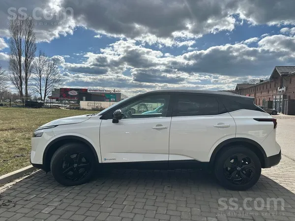 Nissan Qashqai E-power Black Edition ar 1.5 Vc-T benzīna/elektro dzinēju un