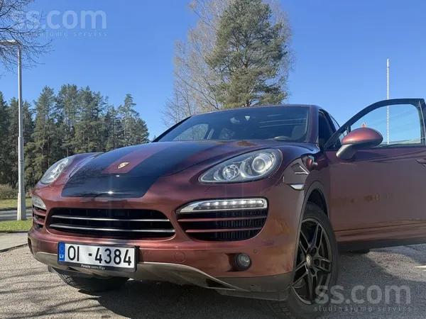 Viens no vērtīgakajiem un retajiem variantiem tirgū 
Krāsa: Porsche Auburn