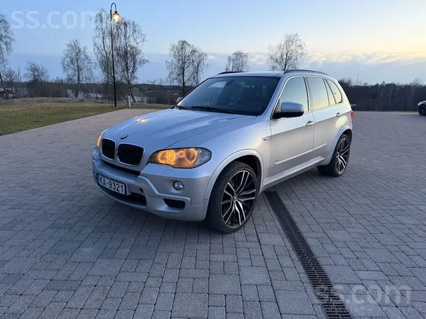 BMW Pardodas x5 ar rupnicas M paku. Tehniska apskate l