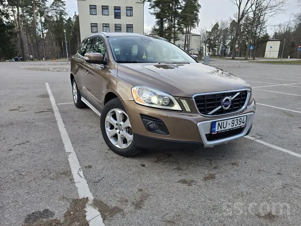 Volvo Tirgojas labs Volvo , virsū stāv jaunas ziemas rie