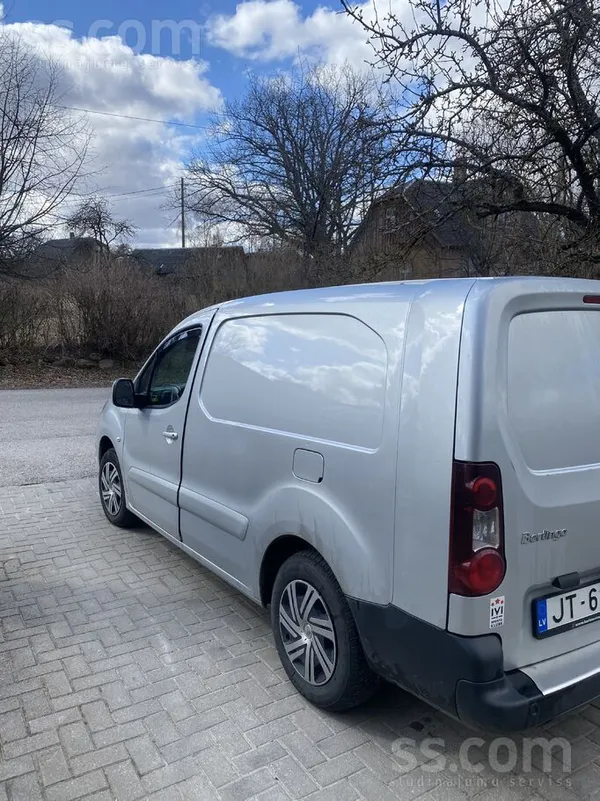 Sakarā ar jauna auto iegādi tiek pārdota automašīna. Pirkta jauna Latvijā. T
