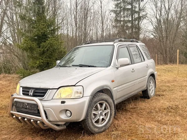 Rūc, brauc, bremzē. 4x4 strāda bez problēmām. Labas riepas ar lietajiem disk