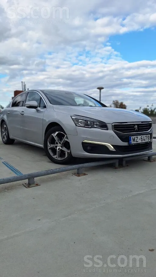 Pārdodu auto labā stāvoklī, zem ādas pārvalkiem pilnīgi jauns Pelēcīgs drēbj