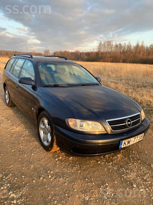 Opel Omega ar 2.2 benzīna dzinēju un manuālo kārbu. Labi saglabājies eksempl