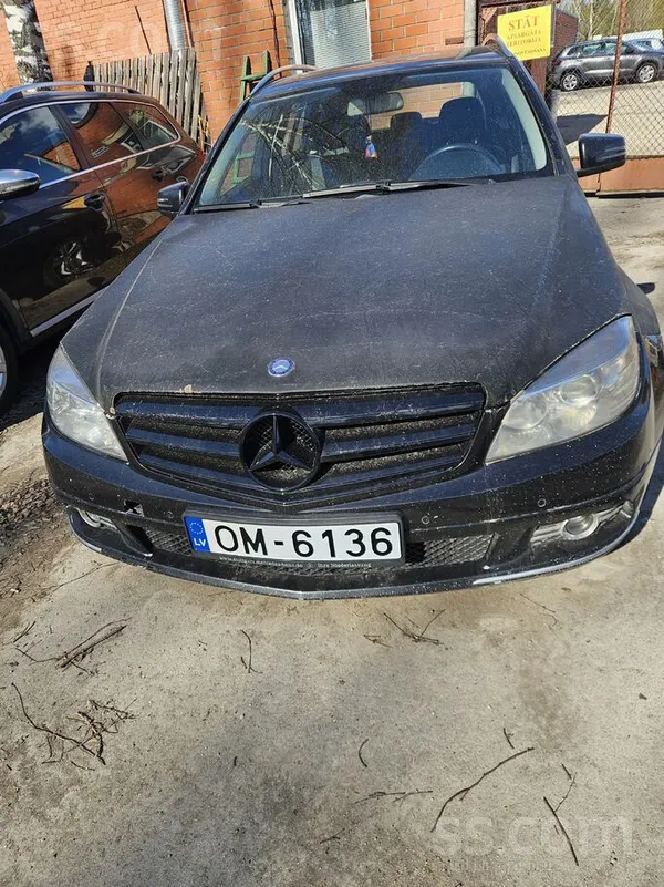 Motora defekts, virsbūvei(kapotam, spārnam)vizuāli bojājumi-nonākusi laka.