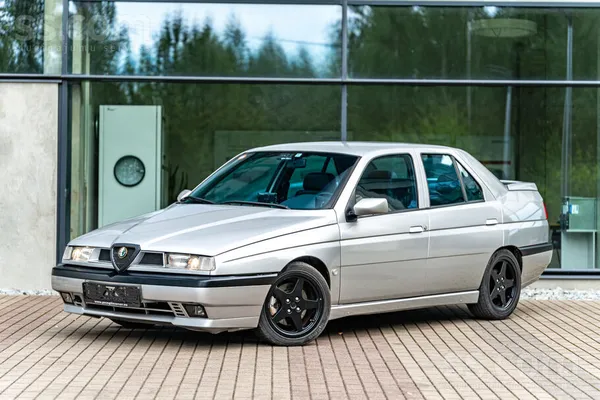 Pārdod 1996.gada Alfa Romeo 155 ar 2.5 V6 motoru un manuālo kārbu. Auto atve