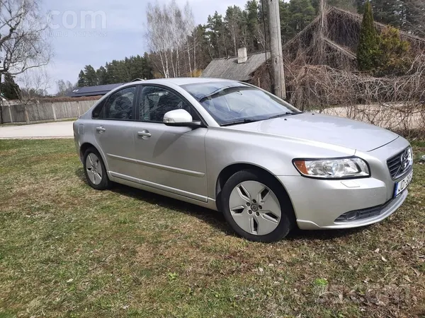 Volvo S40 1.6 D labā stāvoklī, veiktas regulāras apkopes. Komplektā ziemas r