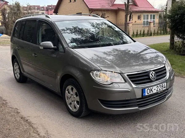 Volkswagen Nesen ievests VW Touran ar 7 sēdvietām. 