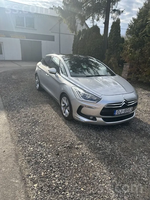 Ds5 2.0d ar automātisko kārbu, nevis robotu. Laba komplektācija, masāžas, ap