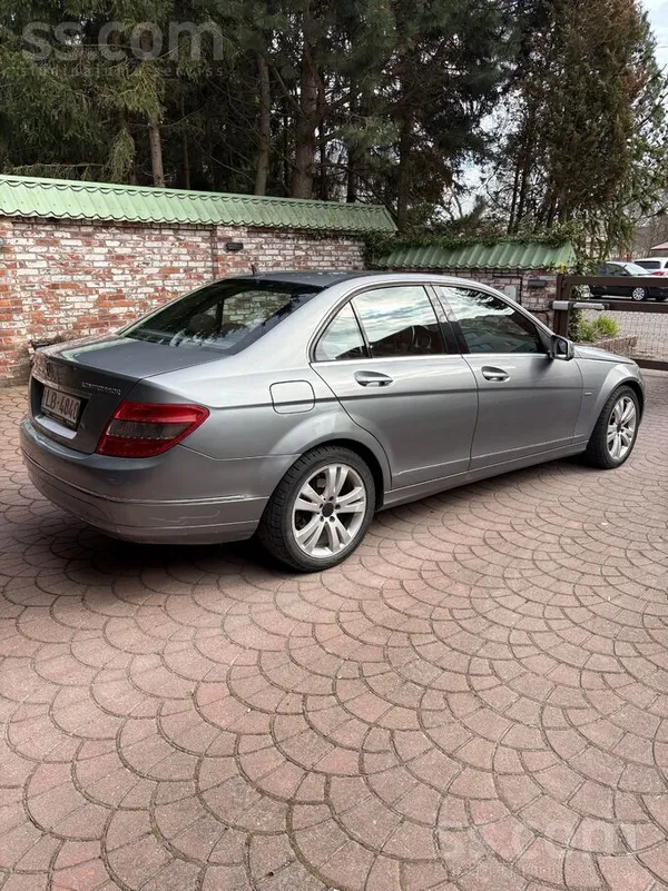 Mercedes C180, benzīns, manuāls. 
Brūnas ādas salons (rižā āda). 
Melnie g