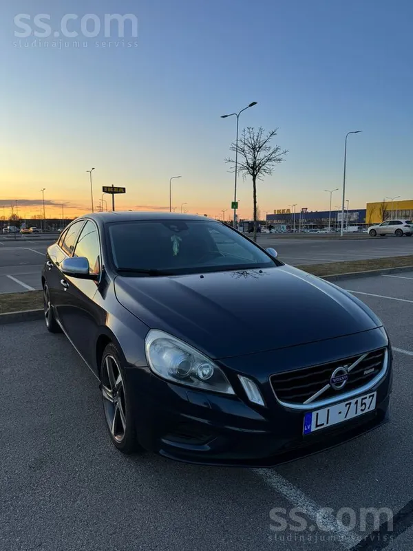 Volvo Pārdod Volvo S60 R-Design, 2012. gads.