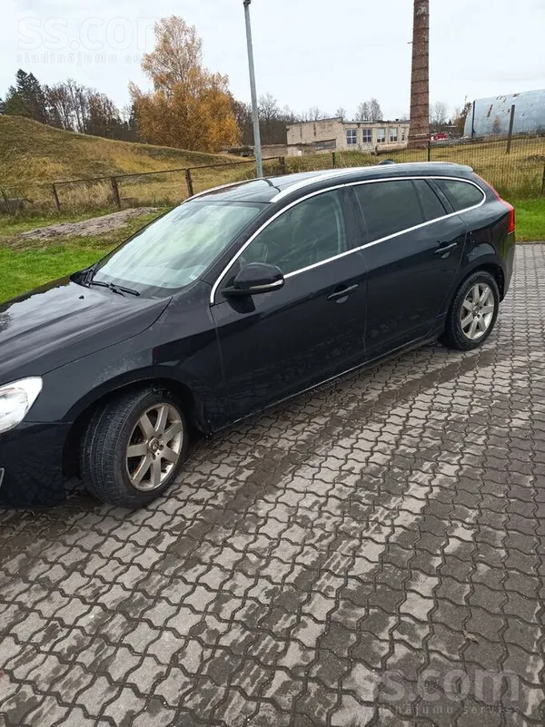 D5 2, 4l dīzelis, 151kw motors. 

gandrīz maksimālā komplektācija, trūkst