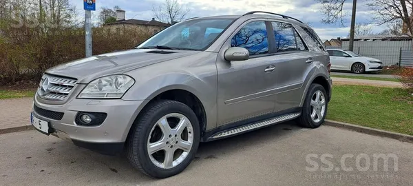 Mercedes Автомобиль куплен новым в Латвии. 