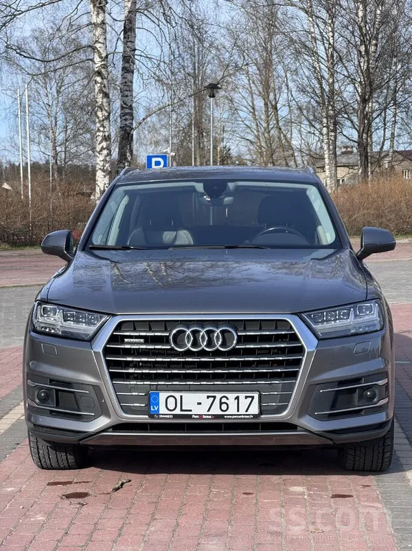 Audi Pārdod automašīnu Audi Q7. 