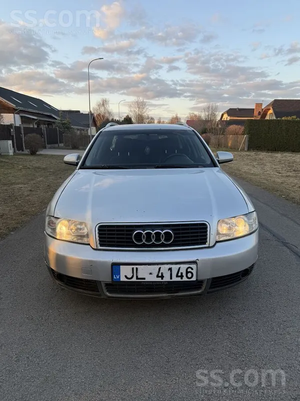 Audi Pārdodu 2002. gada izlaiduma Audi A4 B6 ar 2, 5 li