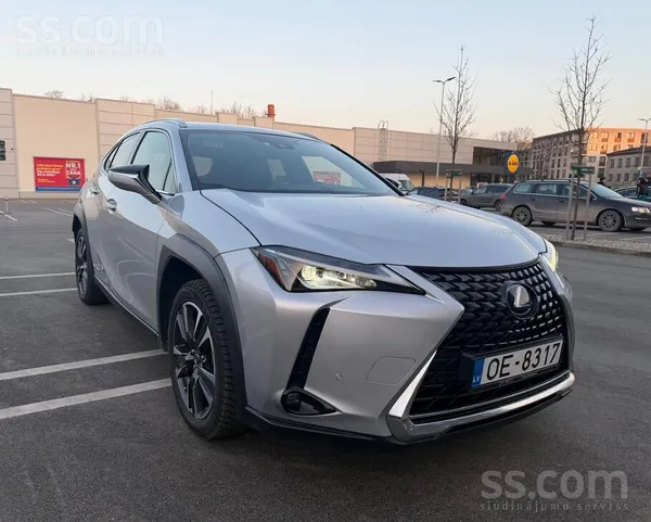 Pārdod izcili uzturētu Lexus UX 250h – bez nobraukuma pa Latvijas ziemām.