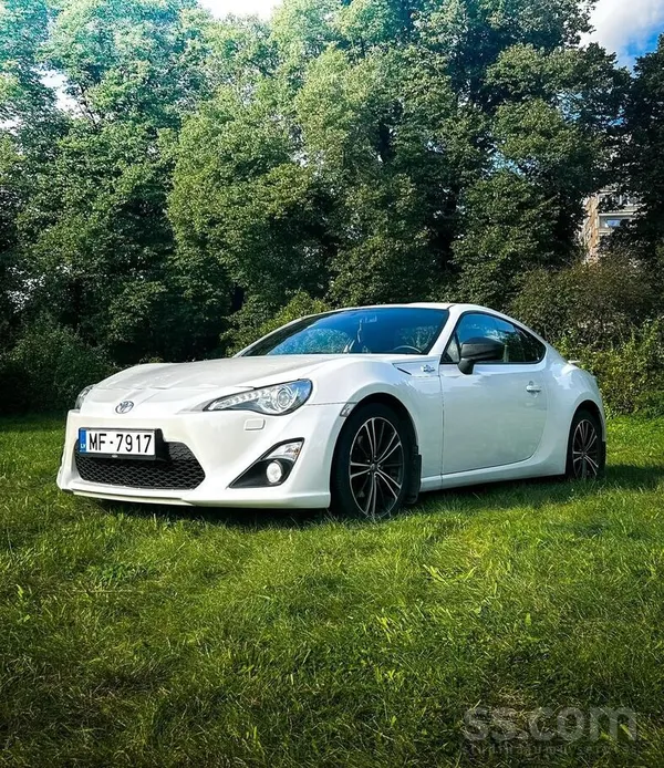 Pārdod stilīgu un koptu Toyota Gt86 ar izteiksmīgu dizainu un patīkamu brauk