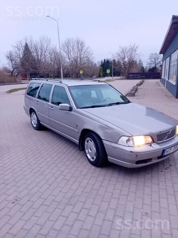 Volvo Sveiki pardodu volvo v70 ir vizuali defekti kā jau