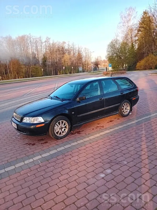 Pārdodu Volvo V40 sakarā ar cita auto iegādi. 
Automašīna ir regulāri kopta