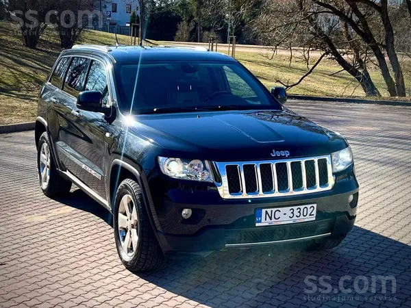 Pārdodu Jeep Grand Cherokee. Lidzi năk citi papildus lietie diski un riepas.