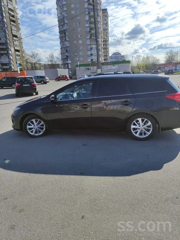 Pārdodu ļoti labu Toyota Auris ar labo 2.0 ķēdes motoru. Rūpīgi uzpasēts un