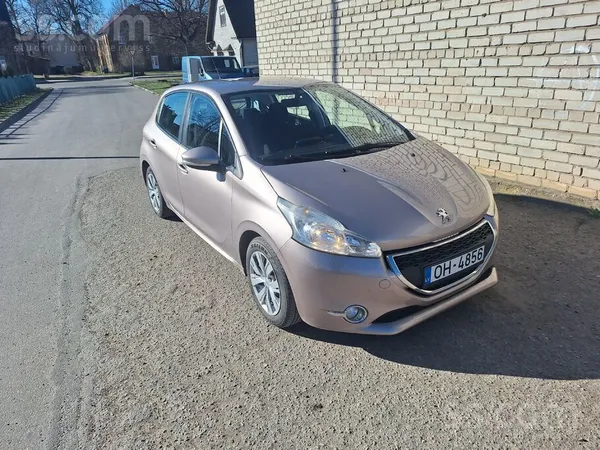 Pārdodu Peugeot 208 1.2 benzīns 60 kw. Auto varu iziet jaunu tehnisko apskat