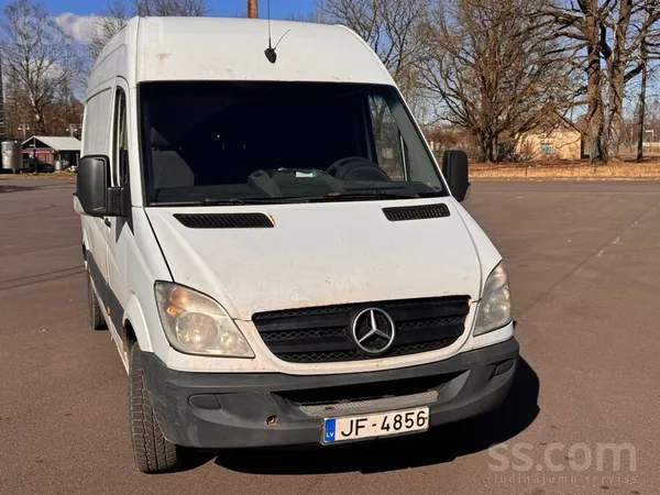 Mercedes Uzņēmums pārdod Mercedes Benz Sprinter.