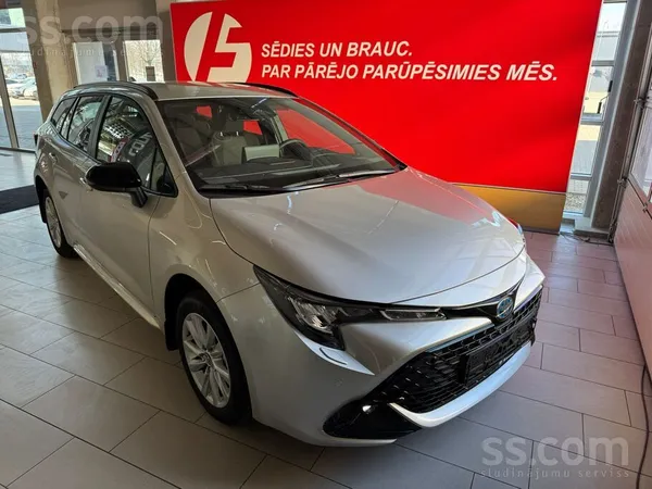 Toyota Pārdod praktiski jaunu Toyota Corolla, 1.8 Hybrid,