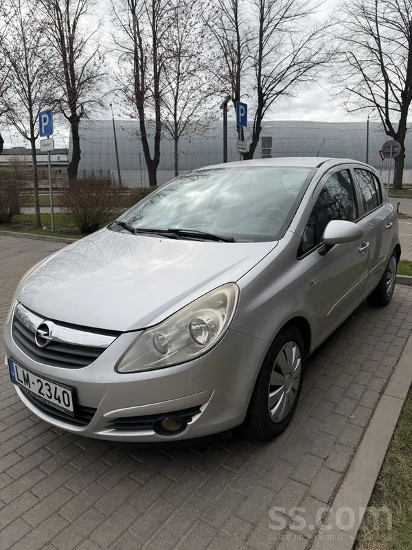 Opel Pārdod ekonomisku automašīnu lieliskā stāvoklī. 