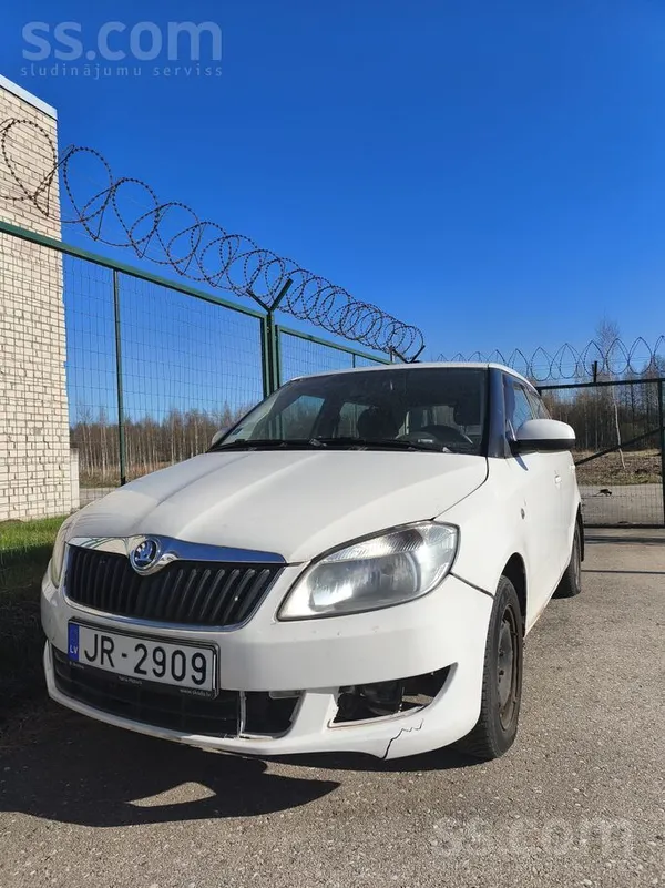 Uzņēmums pārdod Skoda Fabia ar dzinēja defektu un virsbūves bojājumiem. Auto