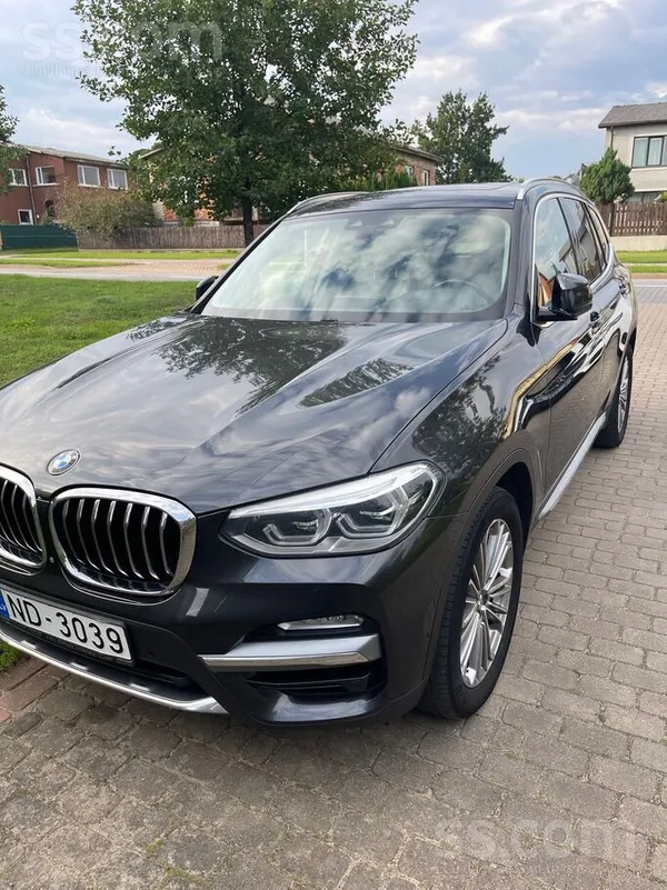BMW Automašīna ir lieliskā stāvoklī. Bagātīga komplekt