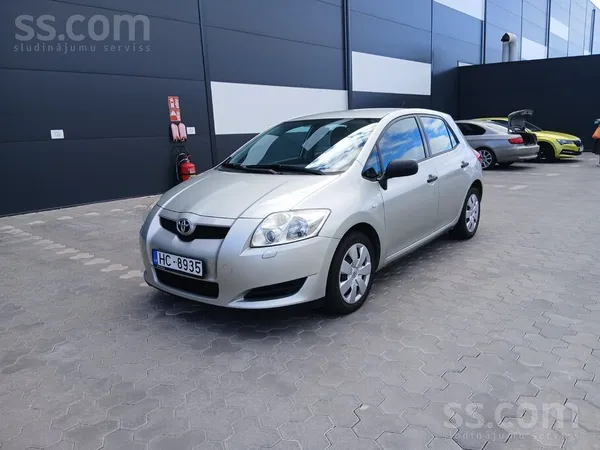 Toyota Auris 1.6 Бензин. 
Гидроусилитель руля
Кондиционер
Автомат. ближни