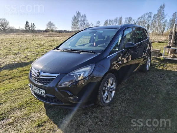 Opel Zafira Tourer 1, 6 dīzels 100kw. Izceļas ar plašu salonu un daudzām niš