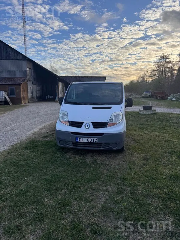 Pārdodu Renault Trafic kravas busiņu ar sešu pakāpju manuālo ātrumkārbu, tik