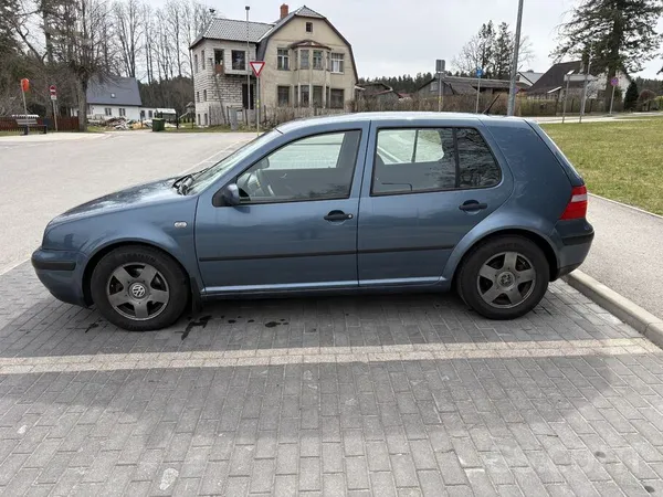 Volkswagen Pārdodu uzticamu VW Golf 4 (2003. gads)