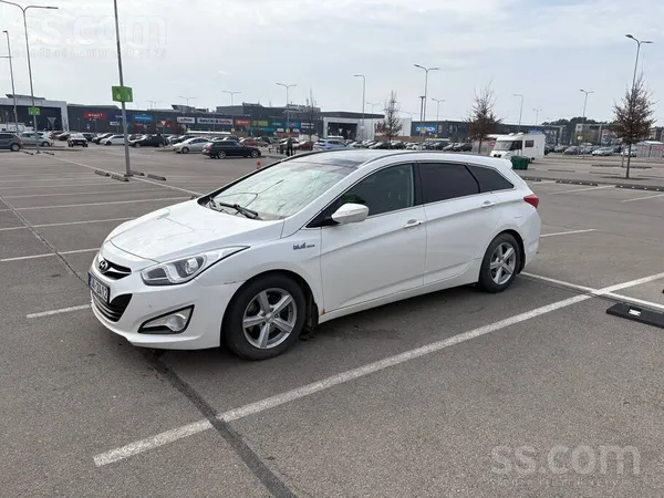 Pārdod Hyundai i40 universāli, 2012. gada. Jaunas ziemas riepas. Uzstādīts j