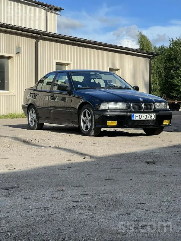Pārdodu bmw e36 318. 
Auto iesākts sagatavot uz krāsošanu. Iemetināti jauni
