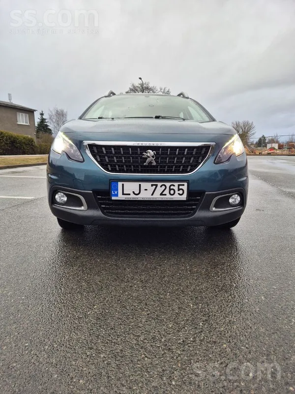 Peugeot 2008, 2018.g. 1.2 benzīna dzinējs ar manuālo ātrumkārbu. Auto ir ļot