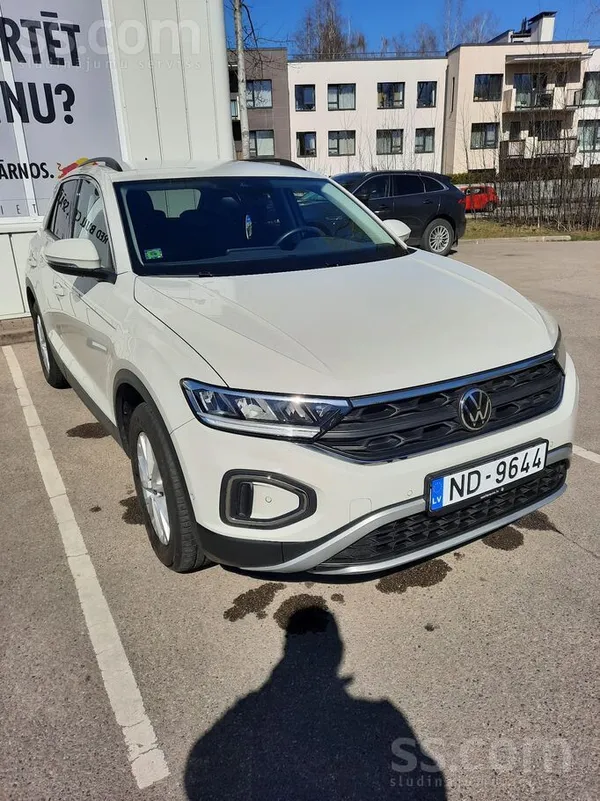 Pārdod ļoti labu VW T Roc ar ļoti mazu nobraukumu. Auto vēl ir ražotāja gara