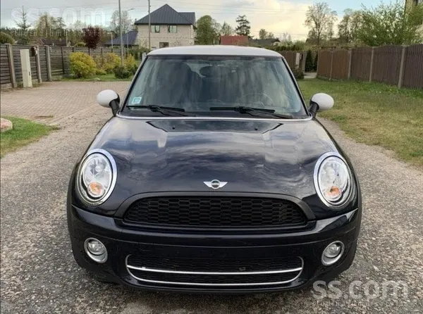 Mini Automašīna ir labā stāvoklī un nesen izieta tehnis