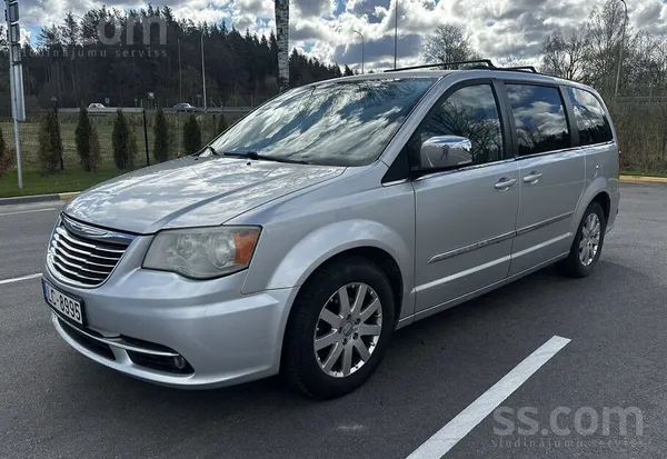 Chrysler Ietilpīgs un ērts 7vietīgs ģimenes auto braukšanas
