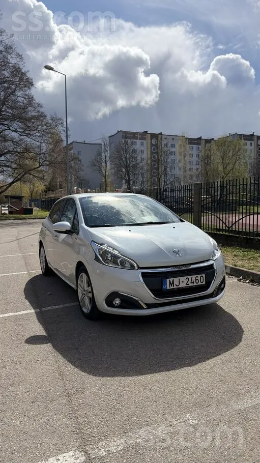 Auto labā tehnisā stāvoklī. Tikko uzliktas pilnīgi jaunas vasaras riepas. Ir