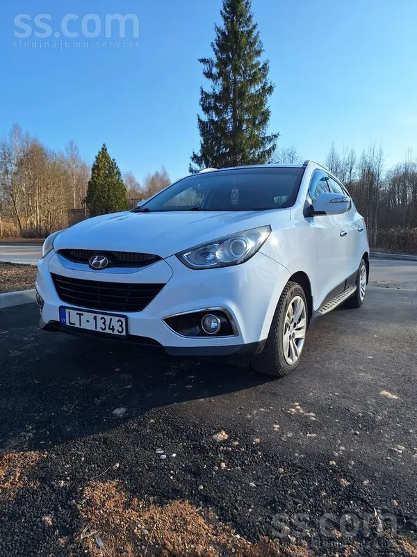 Hyundai ix35 2010 2.0 с новым ТО. Машина на ходу с небольшим дефектом на куз