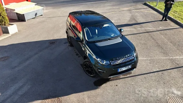 Pārdodu koptu un ļoti vizuāli pievilcīgu Discovery Sport retā, tumši zaļā to
