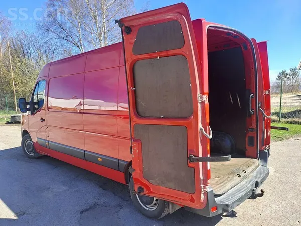 Uzņēmums pārdod automašīnu labā stāvoklī.